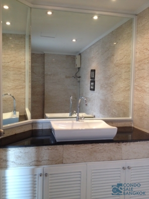 Condo for Rent!! Lookout Thonglor, 3 bedrooms 170 Sq.m. High floor, Walk to Thonglor BTS.
