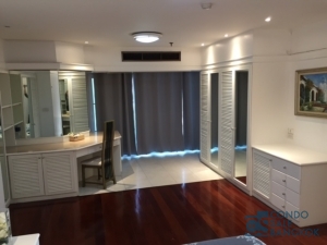 Condo for Rent!! Lookout Thonglor, 3 bedrooms 170 Sq.m. High floor, Walk to Thonglor BTS.