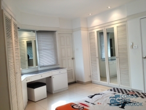 Condo for Rent!! Lookout Thonglor, 3 bedrooms 170 Sq.m. High floor, Walk to Thonglor BTS.