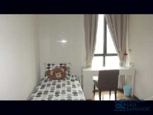 Condo for sale Sukhumvit business area, 2 Bedrooms 66 sqm. Close to Emporium Shopping Mall and Promphong BTS