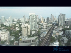 Condo for sale Sukhumvit business area, 2 Bedrooms 66 sqm. Close to Emporium Shopping Mall and Promphong BTS