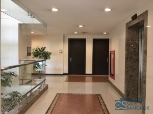 Condo for sale at Sukhumvit 42, Fully furnished 45 sq.m. 1 bedroom, Only 5 minutes walk to BTS Ekamai.