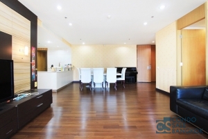 Luxury condo for SALE at Silom, 3 bedrooms 4 bathrooms 211 sq.m. Close to Saladaeng BTS.