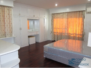 Condo for sale in Sukhumvit 39, 3 Bedrooms 136 sq.m. Walk to BTS Prompong.