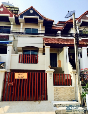 Town Home for rent at Soi Onnut 46/Sukhumvit 77, 4 bedrooms, 4 bathrooms, 333 sqm. Land area 30 square wah. 2 parking.