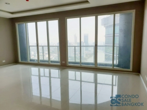 Want to sell. New condo for sale in Maenam Residences. Riverside spacious 159.9 sq.m. 3 beds 3 baths 1 maid very high floor.