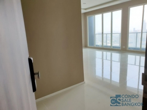 Want to sell. New condo for sale in Maenam Residences. Riverside spacious 159.9 sq.m. 3 beds 3 baths 1 maid very high floor.