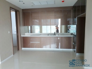 Want to sell. New condo for sale in Maenam Residences. Riverside spacious 159.9 sq.m. 3 beds 3 baths 1 maid very high floor.