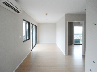 CHEAPEST IN PLOENCHIT! near ploenchit BTS. Easy access to expressway. 60 sq.m. 1 bedroom Unfurnished.