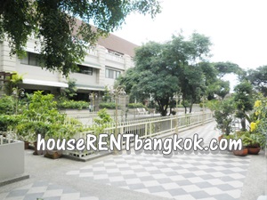 Nice TownHOUSE for SALE on Sukhumvit Prakanong, 850 Meters to On-Nut BTS, 320 Sqm., 5 steps, 3 bedrooms, shared pool, security.
