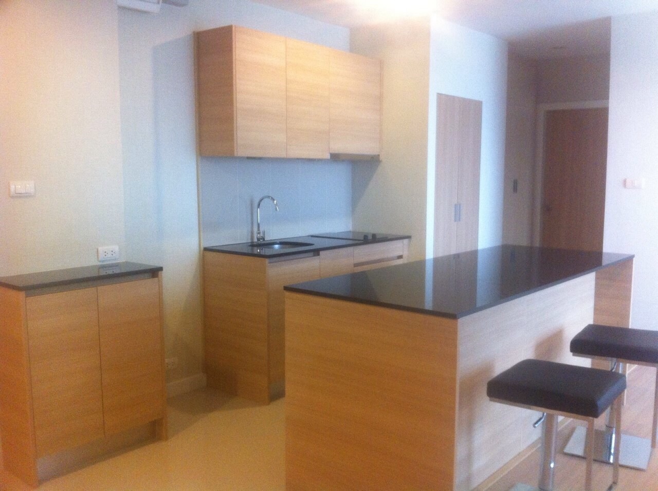 Brand new condo for sale in thonglor Bangkok. Prime residential area. Fully furnished & ready to move in. 83 sq.m. 2 bedrooms. Nice view. Offer 6% rental guarantee first 2 years!!