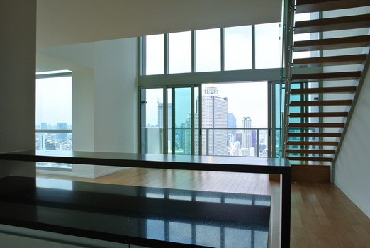 !!Penthouses ,luxury Condo !! 3 Bedroom River view with balcony.