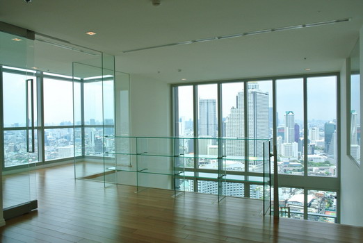 !!Penthouses ,luxury Condo !! 3 Bedroom River view with balcony.