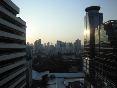 Nice view ,walking distance to MRT Phecthburi. Condo for sale in Sukhumvit area 80 sq.m. fully furnished.