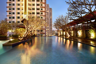 condo for sale in Sukhumvit The Circle. Fully furnished 72 sq.m. 2 bedrooms. Easy access to Nana area and BTS. Super high floor!