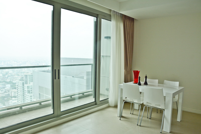 Condo for sale in Bangkok The River condo very high floor & panoramic view. 61.78 sq.m. 1 bedroom fully furnished.