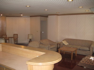 Spacious condo for sale in Ruamrudee. 350 sq.m. Currently split into 2 units 200 sqm + 150 sq.m. Easy walk to Ploenjit BTS, central embassy, etc.