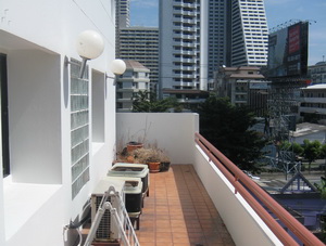 Spacious condo for sale in Ruamrudee. 350 sq.m. Currently split into 2 units 200 sqm + 150 sq.m. Easy walk to Ploenjit BTS, central embassy, etc.