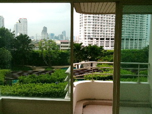 Welcome to decorate your own living. Unfurnished 2 bedrooms 93 sq.m. Best facilities compound. Good for living and nice breeze of wind flow near by Chaopraya river