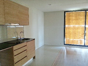 New condo for sale in Thonglor. Unfurnished 69 sq.m. 2 bedrooms. Comfortable living. Walk to J Avenue and many shops. Only 113K/sq.m. in Thonglor