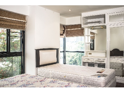 Condo for sale in Bangkok Sukhumvit 31. 3 bedrooms 3 bathrooms 162 sq.m. Peaceful & greenery. Easy access to Sukhumvit Asok area.