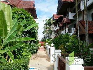 Don't Miss this! Townhouse for sale in Sukhumvit 49. 230 sq.m. on 22 sq,wa of land. 3 bedrooms. Nice compound.