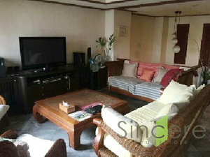 Don't Miss this! Townhouse for sale in Sukhumvit 49. 230 sq.m. on 22 sq,wa of land. 3 bedrooms. Nice compound.