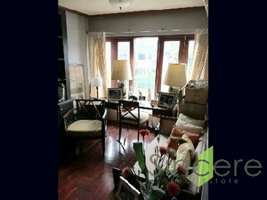 Don't Miss this! Townhouse for sale in Sukhumvit 49. 230 sq.m. on 22 sq,wa of land. 3 bedrooms. Nice compound.