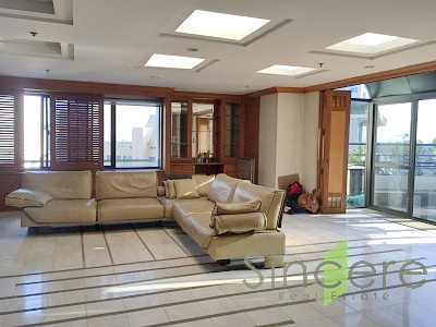 Penthouse with huge terrace for sale in Bangkok Sukhumvit Panaromic view 720 sq.m. Best Residential area Thonglor upscale zone heart of Bangkok. Walk easy close to BTS