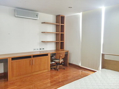 HOT!! Sukhumvit 15, Condo for sale 3 bedrooms, Big Balcony ,Nice decoration, Private and Cosy.