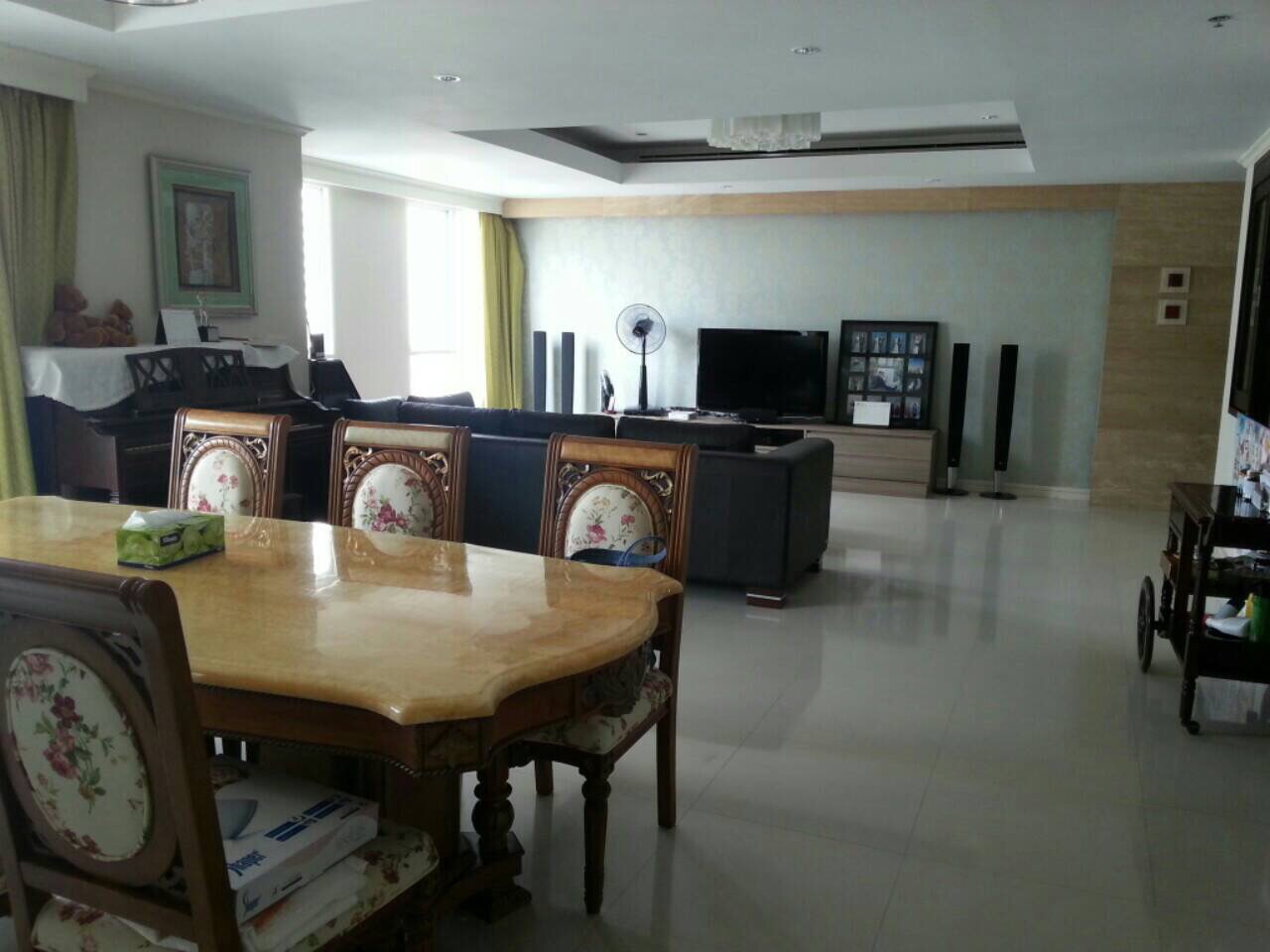 Condo for sell in Sukhumvit 11 3bed 230sqm<br />
fully furnished 1 study 1maid