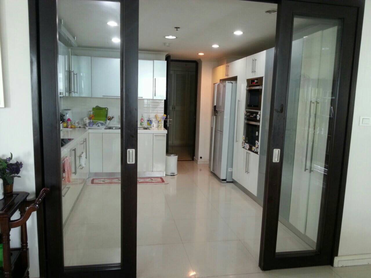 Condo for sell in Sukhumvit 11 3bed 230sqm<br />
fully furnished 1 study 1maid