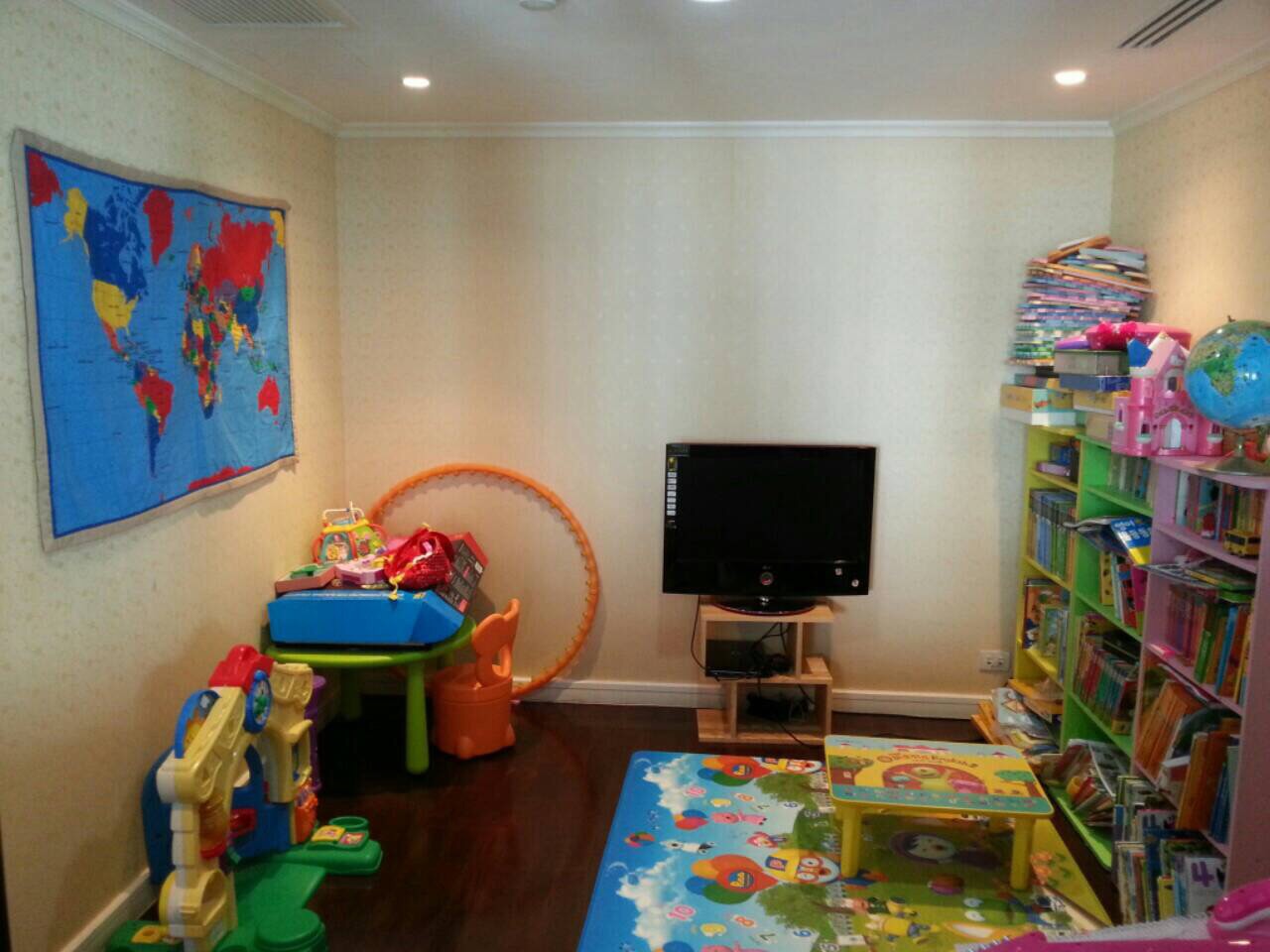 Condo for sell in Sukhumvit 11 3bed 230sqm<br />
fully furnished 1 study 1maid