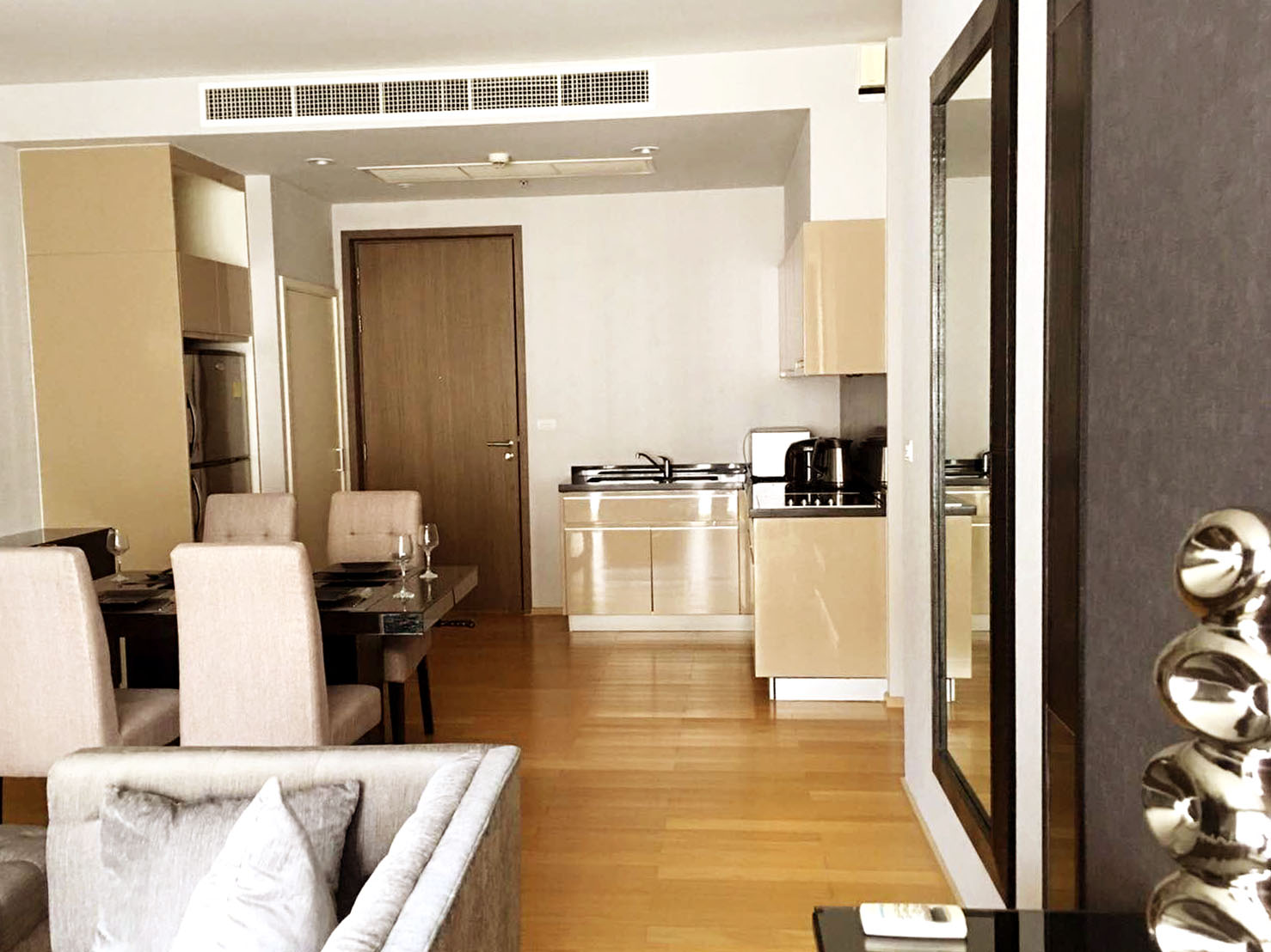 Best location condominium for sale and rent in Sukhumvit 39 decorate luxury and closed to Prompong BTS 2 BRs 77 sq.m.