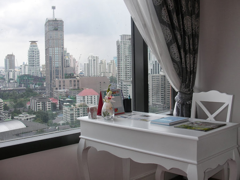 Sukhumvit22, Luxurious Condominium with fully furnished in central business district with unblocked view.The corner room
