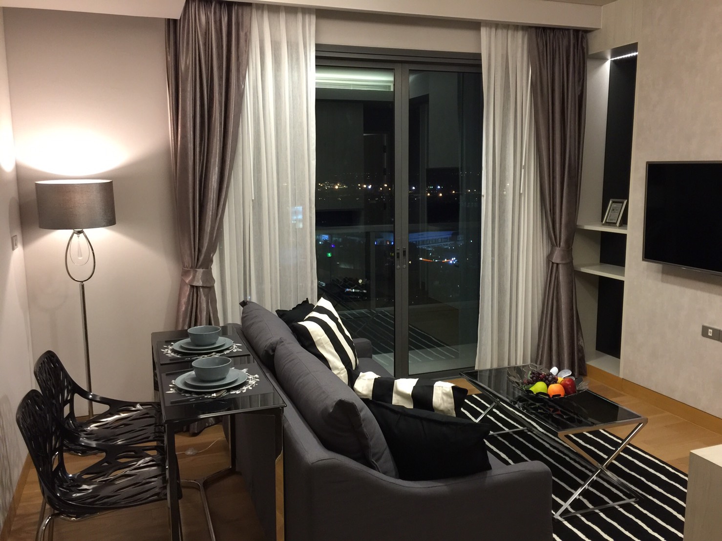 Condo for Rent!! The Lumpini 24, 54 Sq.m. ,2 Beds 2 Baths, High floor, Facing East.