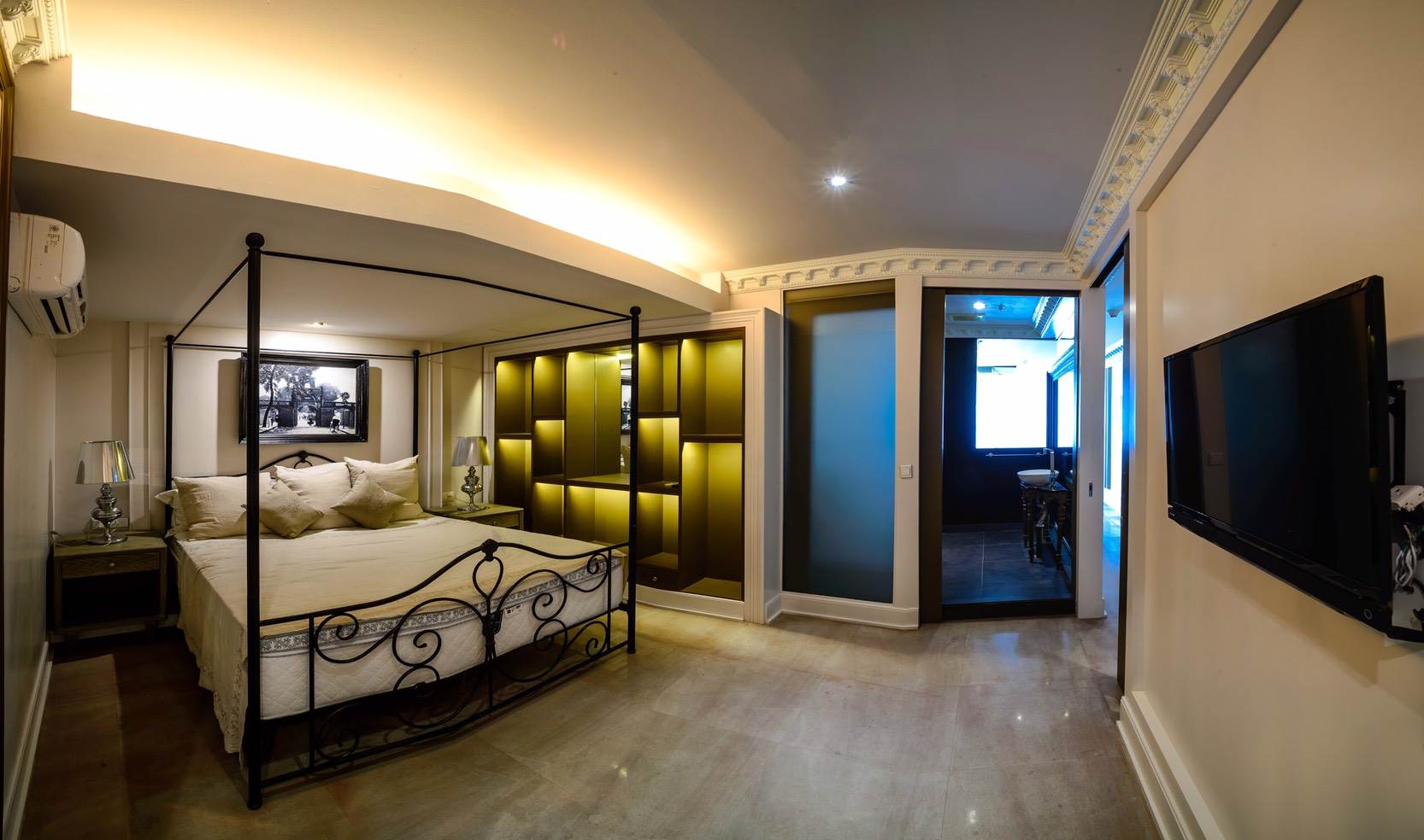 Condo for Rent/Sale!! Silom State Tower, 1 bedrooms 68 Sq.m. Facing South ,High floor on 40th Floors, River view, Surasak BTS