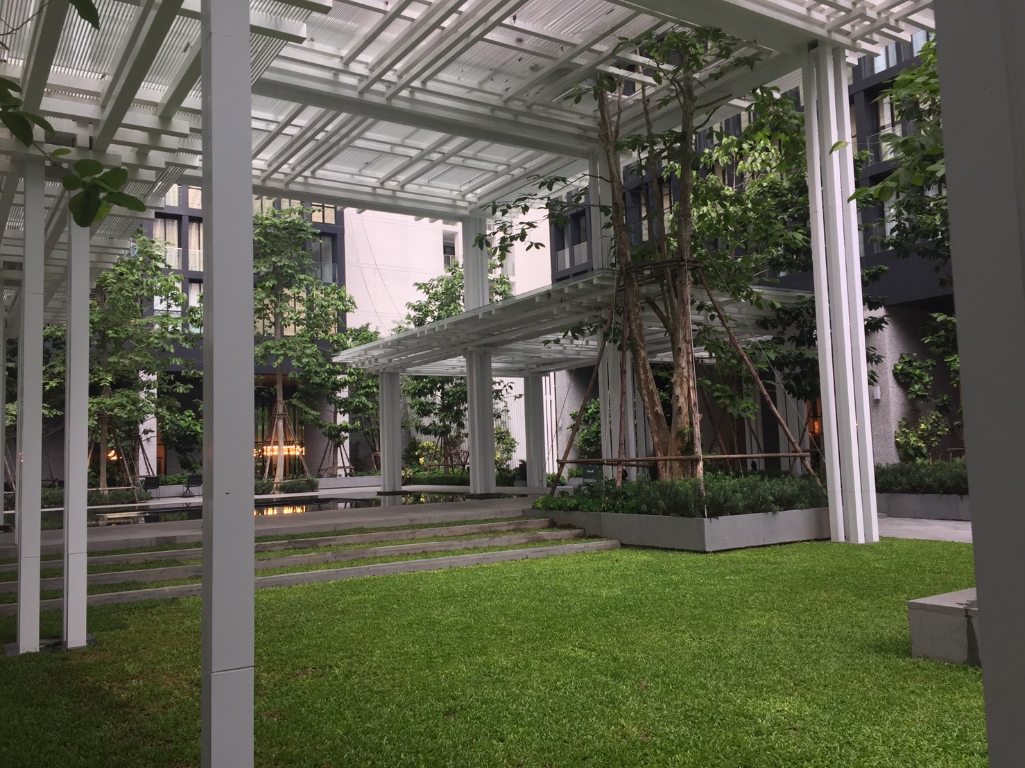 Brand New, Noble Ploenchit condo for sale, Luxury Zone, High floor, Private lift, 1 bedroom size 51 sq.m. Sky walk to BTS Ploenchit and next to Central Embassy Park Plaza.