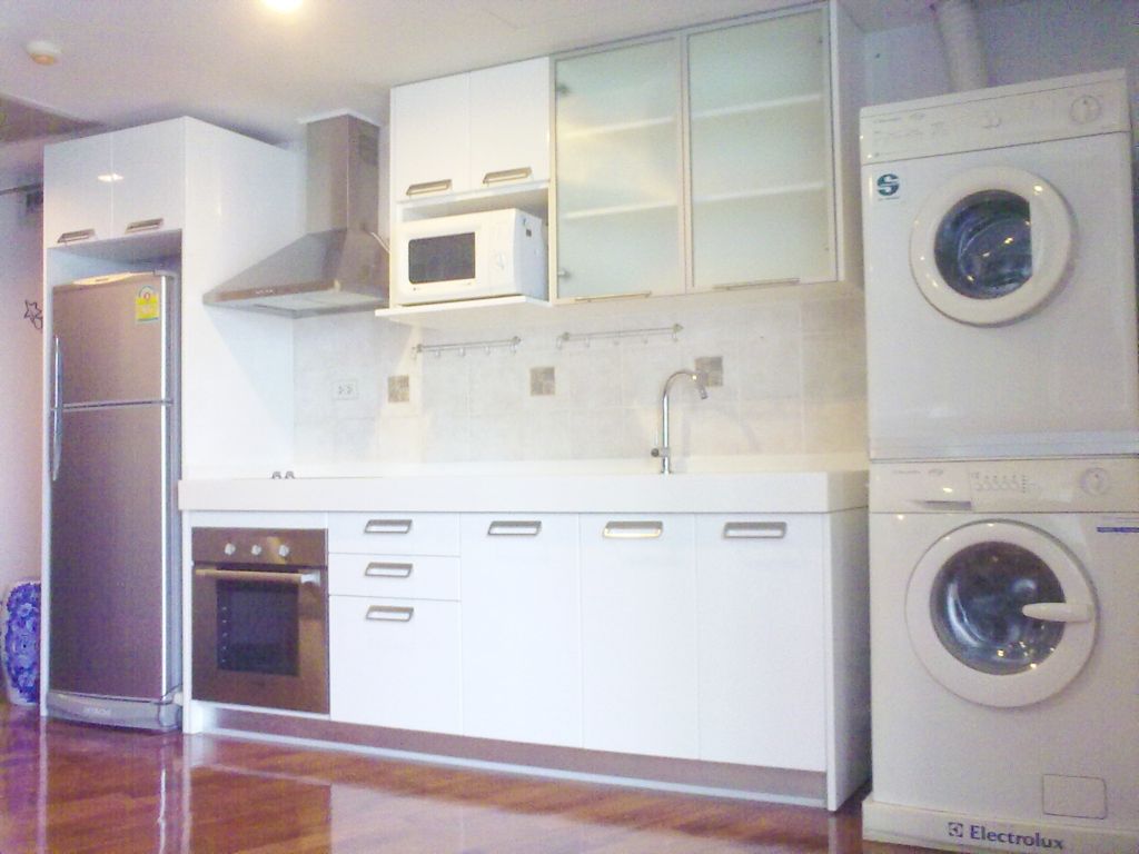 Condo for rent!! Urbana Langsuan, High floor, City view, 2 bedrooms 90 sq.m. Walk to Chidlom BTS.