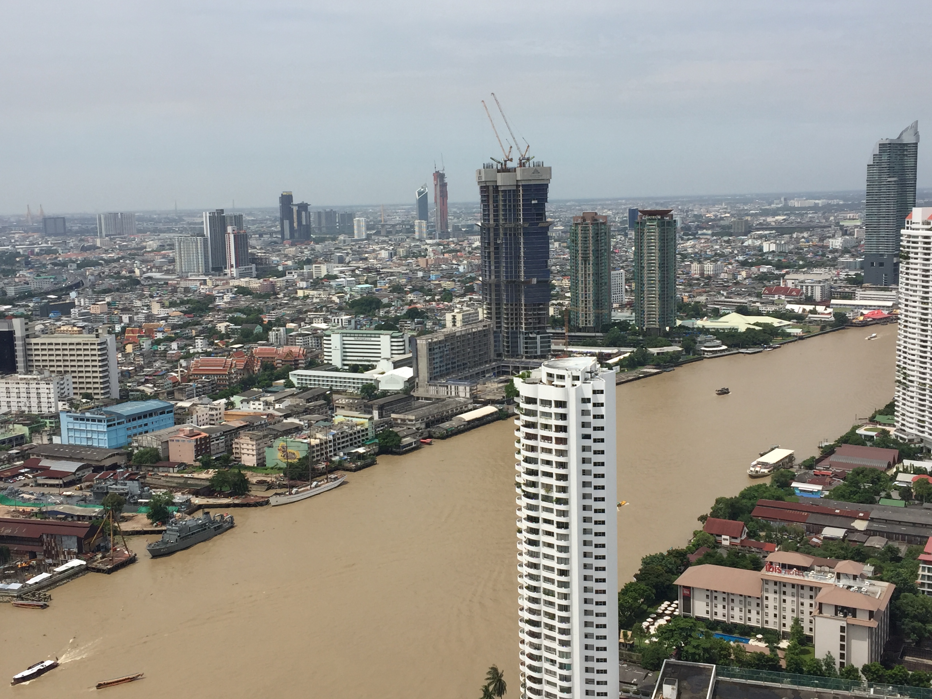 Luxury Condo with Special Price* River view with high floor.  2 bedroom 140 Sq.m.