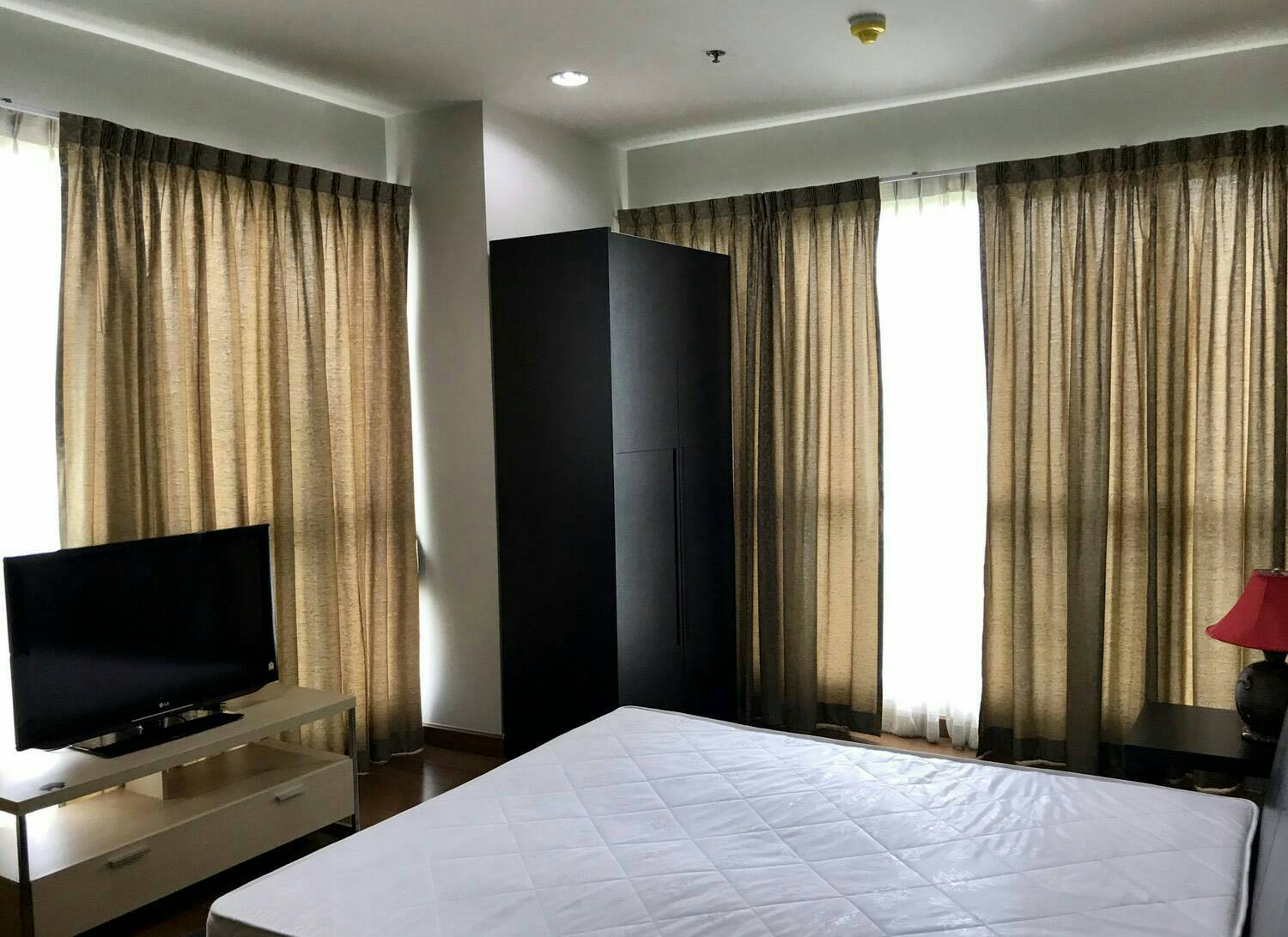 Condo for rent!! The Address chidlom, 2 bedroom 97 Sq.m. Good view ,Near 	<br />
Chit Lom BTS.