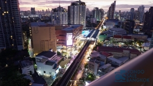 The Loft Ekkamai condo for rent, 2 bed 74 sqm. High floor, good view, can wolk to Ekkamai BTS.