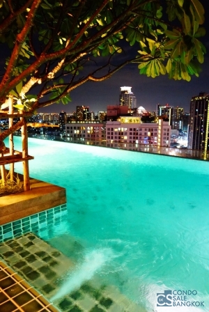 The Loft Ekkamai condo for rent, 2 bed 74 sqm. High floor, good view, can wolk to Ekkamai BTS.