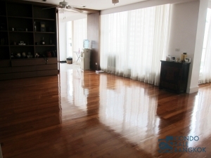 Luxury condo for rent Le Raffine at Sukhumvit 31, Duplex room, 3 bedrooms 345 sqm. Private Pool, Close to Prompong BTS.