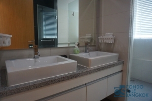 Condo for rent at Sukhumvit 20, fully furnished 2+1 bedrooms 128 sqm. Close to Asoke BTS. Ready to move in.