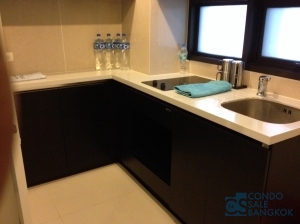 Condo for sale at Sukhumvit 44/1, 2 bedrooms 50.7 sqm. Just a few steps to Phra Khanong BTS.