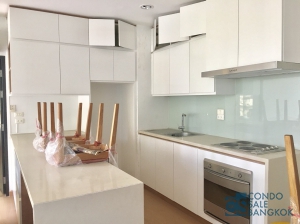 Condo for sale at Sukhumvit 42, 2 bedrooms 80 sqm. 5 minutes walk to BTS and Gateway Ekkamai.