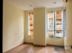 Condo for sale at Sukhumvit 42, 2 bedrooms 80 sqm. 5 minutes walk to BTS and Gateway Ekkamai.