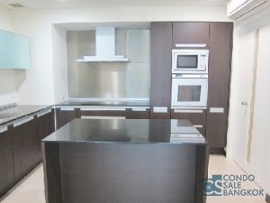 Condo for rent in Bangkok. 3 Bedrooms 4 Bathrooms 287 sq.m. Walk to BTS Chidlom.