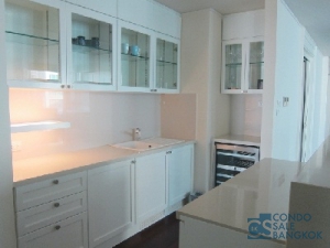 Condo for rent in Bangkok. 3 Bedrooms 4 Bathrooms 287 sq.m. Walk to BTS Chidlom.